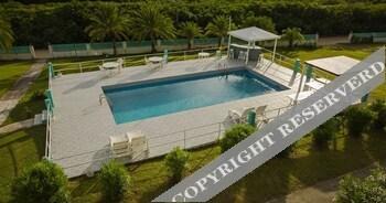 Royal Cove Hotel Jennings 外观 照片